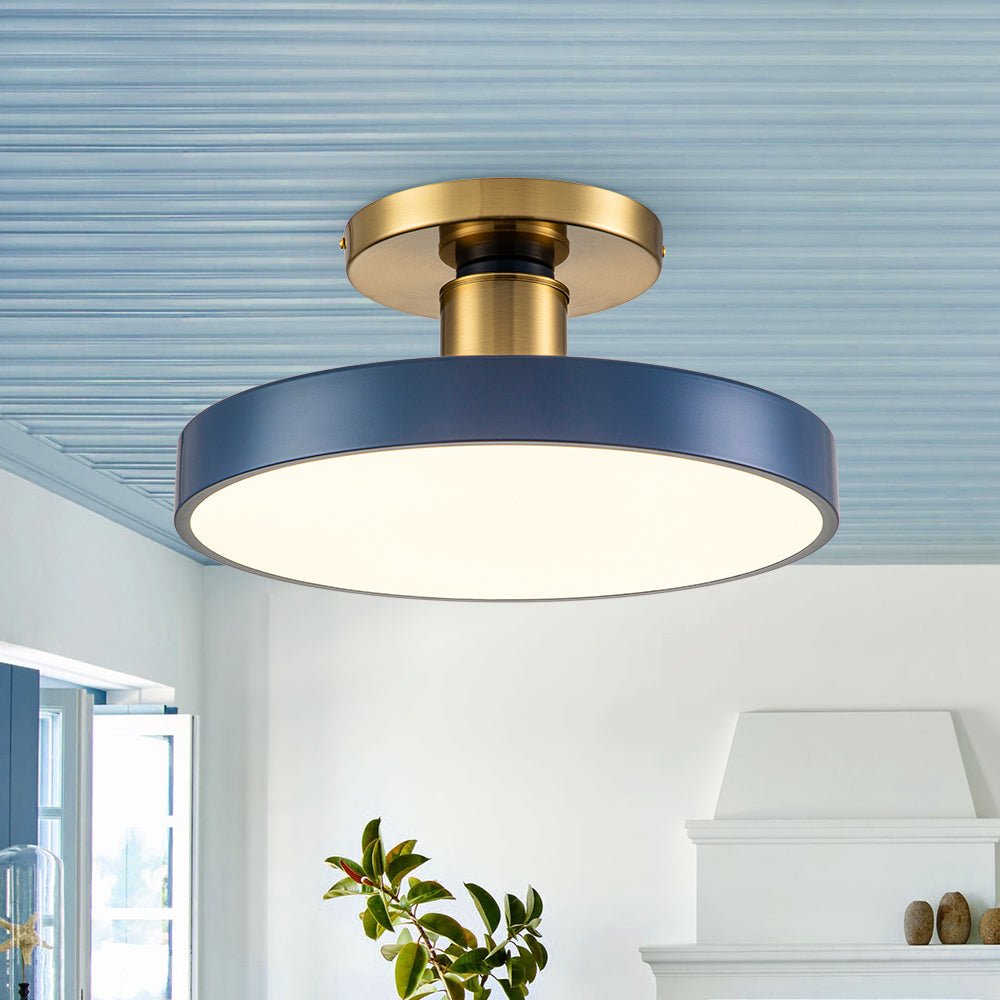 Blau Runde Form • Gebürstete Messingoberfläche • Integrierte LED • 5-CCT Design • 24 Watt • Dimmfunktion • Festverdrahtet • UL Listed/ETL Beschreibung Schlicht, aber nicht langweilig im Aussehen, verfügt diese moderne LED-Deckenleuchte über einen eleganten runden Schirm, der sich leicht jedem Einrichtungsstil anpasst. Wir finden einen Hauch von zurückhaltendem Luxus in der Verbindung von edlem Messing und klassischem Marineblau bei dieser runden LED-Halbeinbauleuchte. Ein mattiertes Acrylpaneel verteilt das LED-Licht perfekt in Ihrem Raum und eignet sich ideal zur Beleuchtung von Schlafzimmer, Eingangsbereich, Küche oder Essbereich. Die integrierte 24W LED bietet energieeffiziente Beleuchtung mit fünf wählbaren Farbtemperaturen (2300K, 3000K, 4000K, 5000K, 6000K), die Ihnen die Flexibilität gibt, die perfekte Atmosphäre bei der Installation einzustellen. Details Moderne minimalistische LED-Deckenleuchte Küstenblau Rund Halbeinbauleuchte Funktionale dimmbare LED-Leuchte Hochleistungs-LED-Deckenleuchte Gebürstete Messingoberfläche Marineblauer Schirm Mattierter Acryl-Diffusor Mattierter weißer Acryl-Diffusor Inklusive LED-Leuchtmittel, 24 Watt Fünf Farbtemperatur-Optionen (2300K, 3000K, 4000K, 5000K, 6000K) Dimmbar mit kompatiblem Dimmschalter Nicht geeignet für schräge Decken Einfache Installation Entdecken Sie hier die weiße/grüne Version Maße Leuchte Breite 15,7 in (40 cm) Leuchte Höhe 6,7 in (17 cm) Baldachin Breite 7,9 in (20 cm) Spezifikationen Hauptmaterial Metall, Acryl Oberfläche Messing + Blau Schirm enthalten Ja Schirmmaterial Mattierter Acryl-Diffusor Lampenfassung Integrierte LED Lampe enthalten Ja Watt 24W Lumen 2200 Lumen CRI 80 Farbtemperatur 2300K, 3000K, 4000K, 5000K, 6000K Dimmbar Ja Spannung 110-120V (US) Trocken/Feucht/Nass Standort Trocken/Feucht Schräge Decke Nicht kompatibel Stromquelle Festverdrahtet Montage erforderlich Ja Zertifizierung UL Listed/ETL